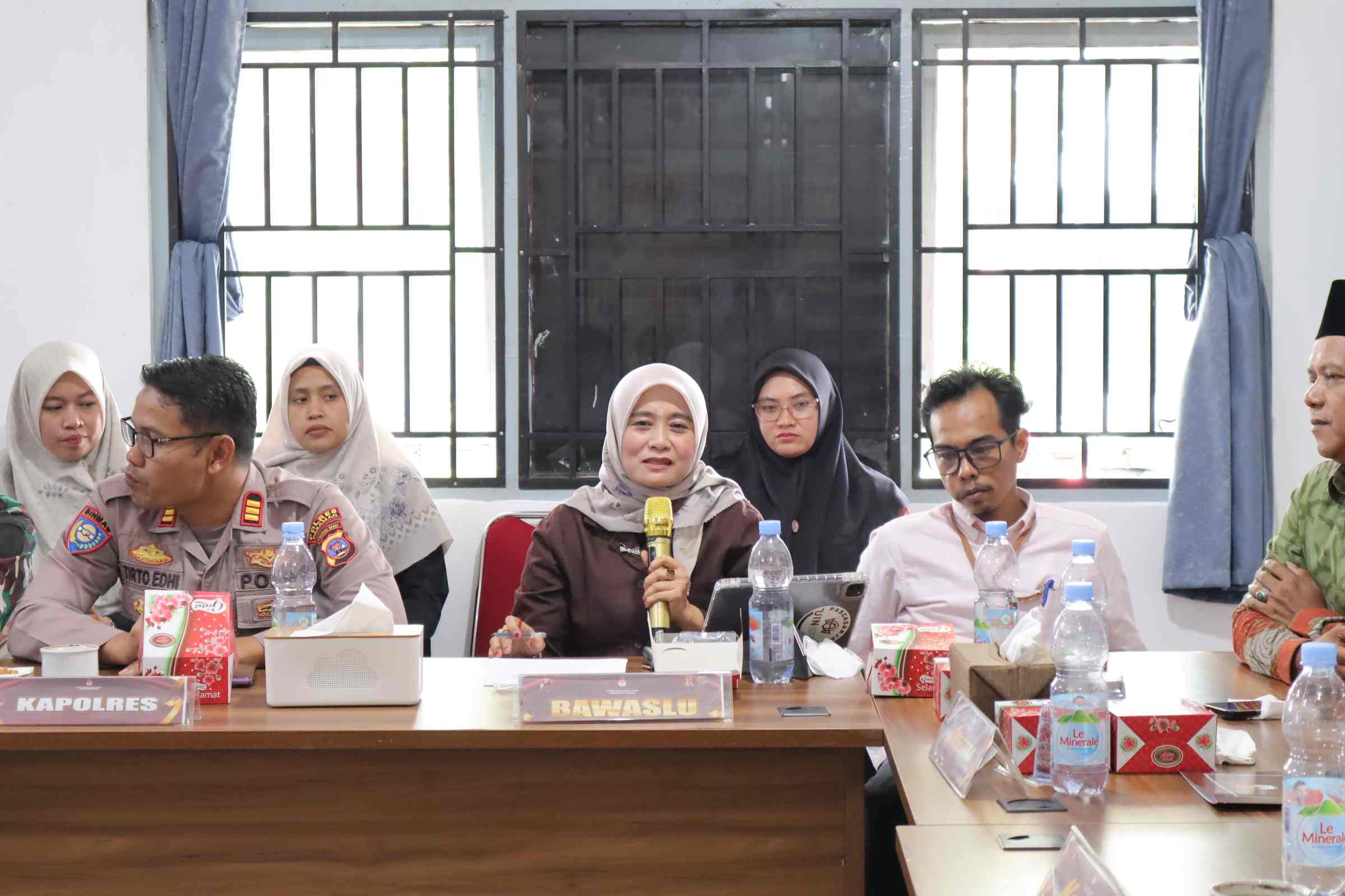 Ketua dan Anggota Bawaslu Kabupaten Pasaman dalam kegiatan pengawasan Pleno DPTB Triwulan 1