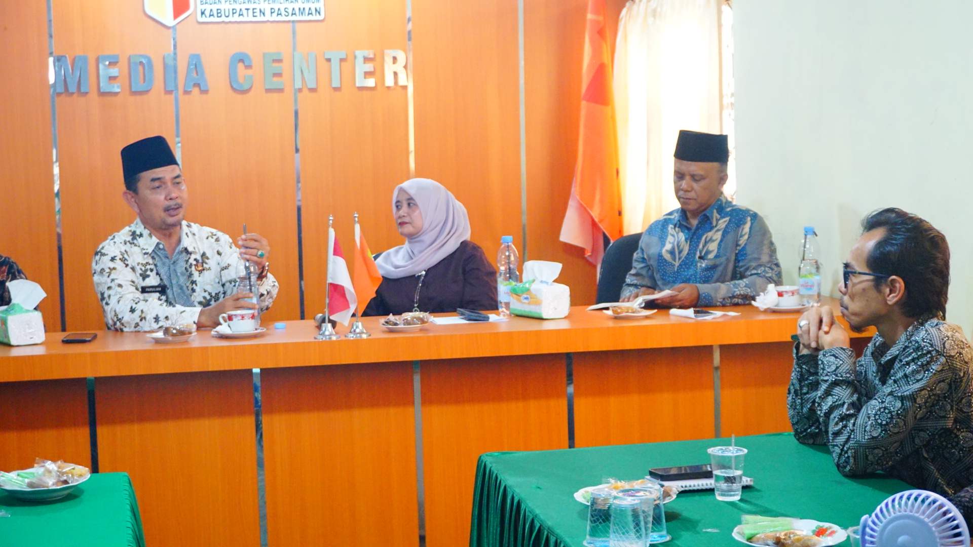 Rini Juita (ketua Bawaslu Pasaman) dan H.Parulian Dalimunte (wakil Bupati Pasaman) dalam kegiatan Kolaborasi Tanpa Batas
