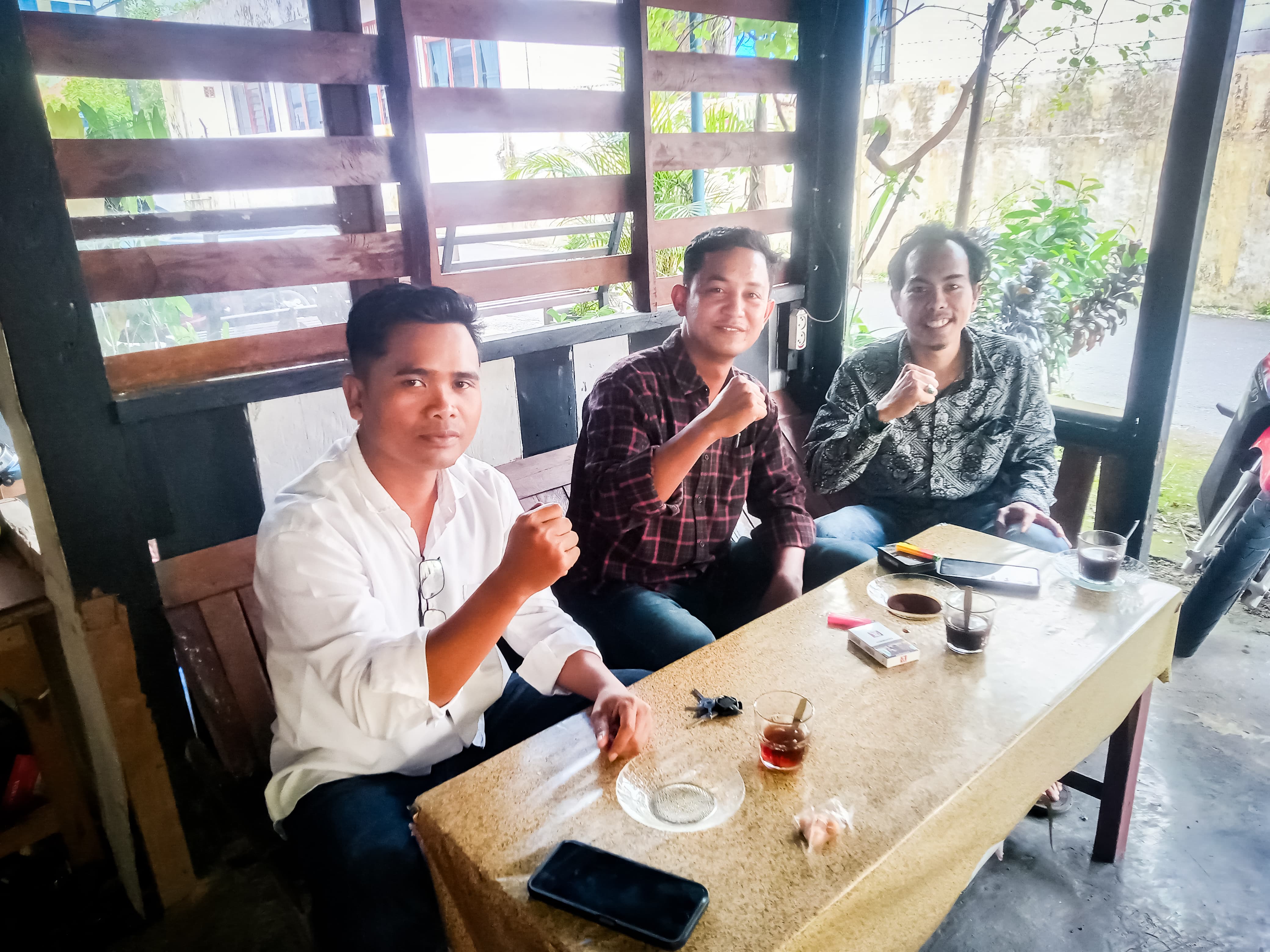 Zaini afandi dalam berdiskusi ringan di kedai kopi