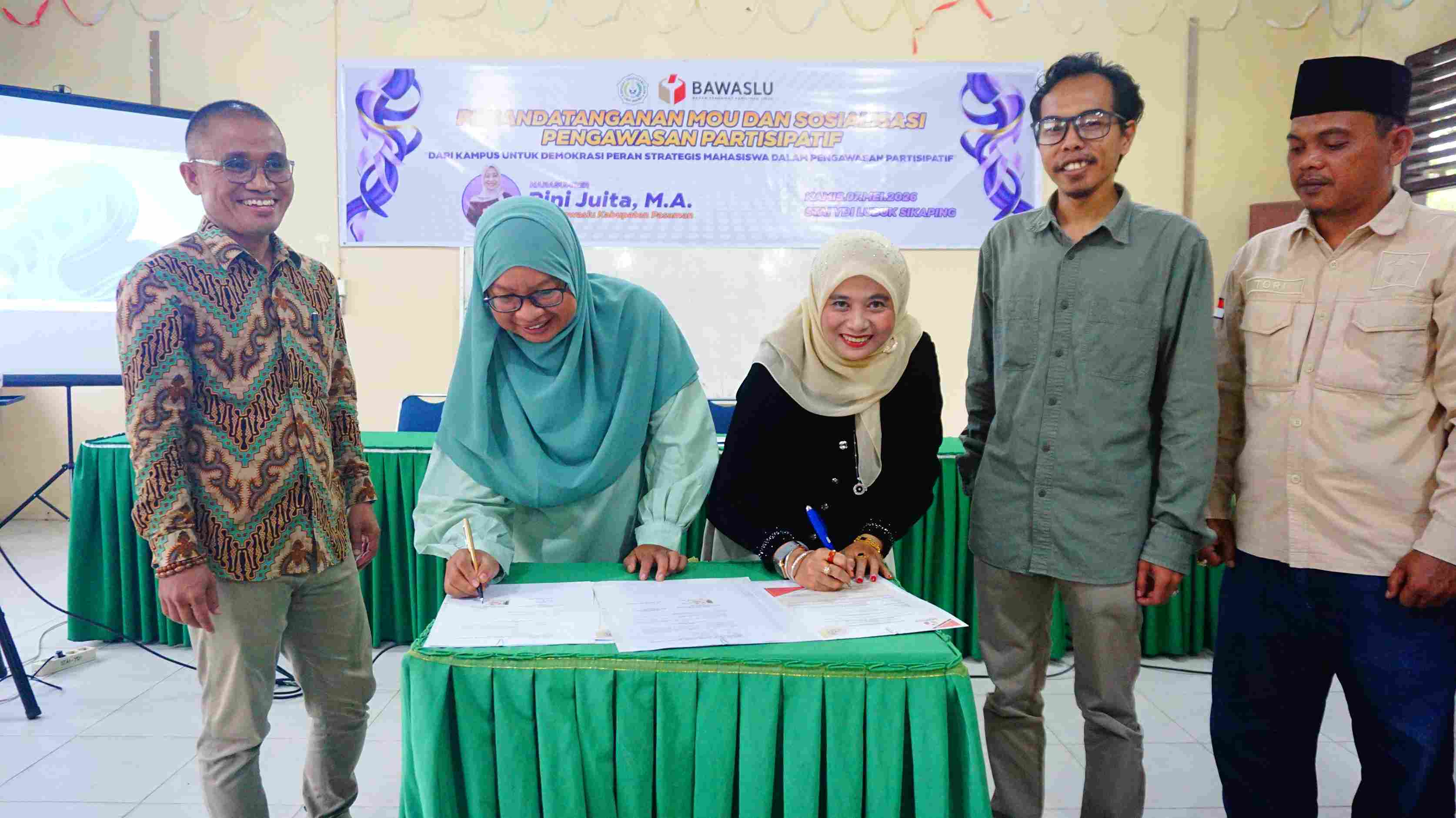 Momen  penandatanganan nota kesepahaman (MoU) Bawaslu Pasaman bersama STAI Lubuk Sikaping