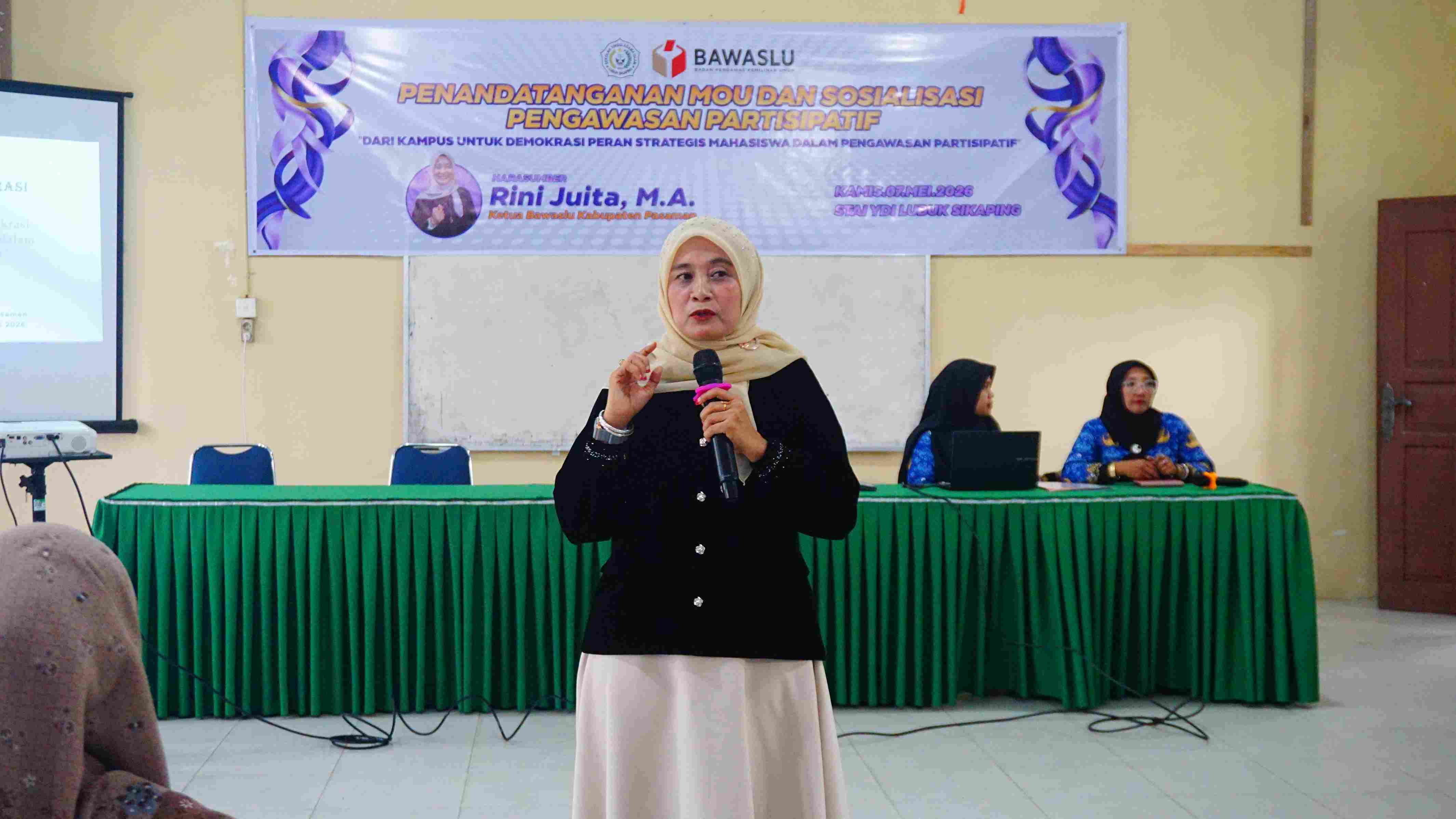 Rini Juita (Ketua Bawaslu Pasamana dalam kegiatan Bawaslu Goes to Kampus