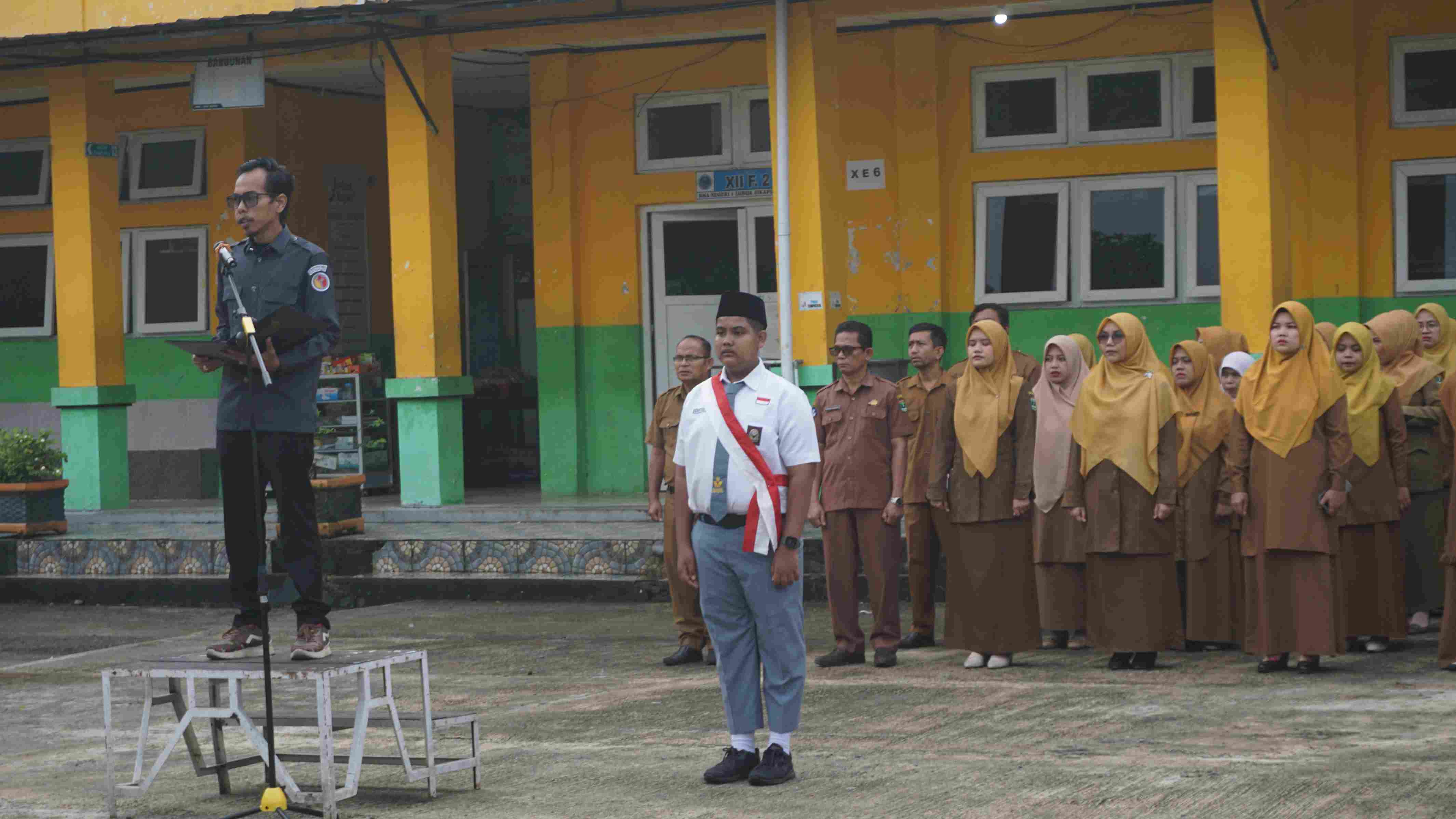 Zaini Afandi sebagai pembina upacara di SMAN 1 Lubuk Sikaping