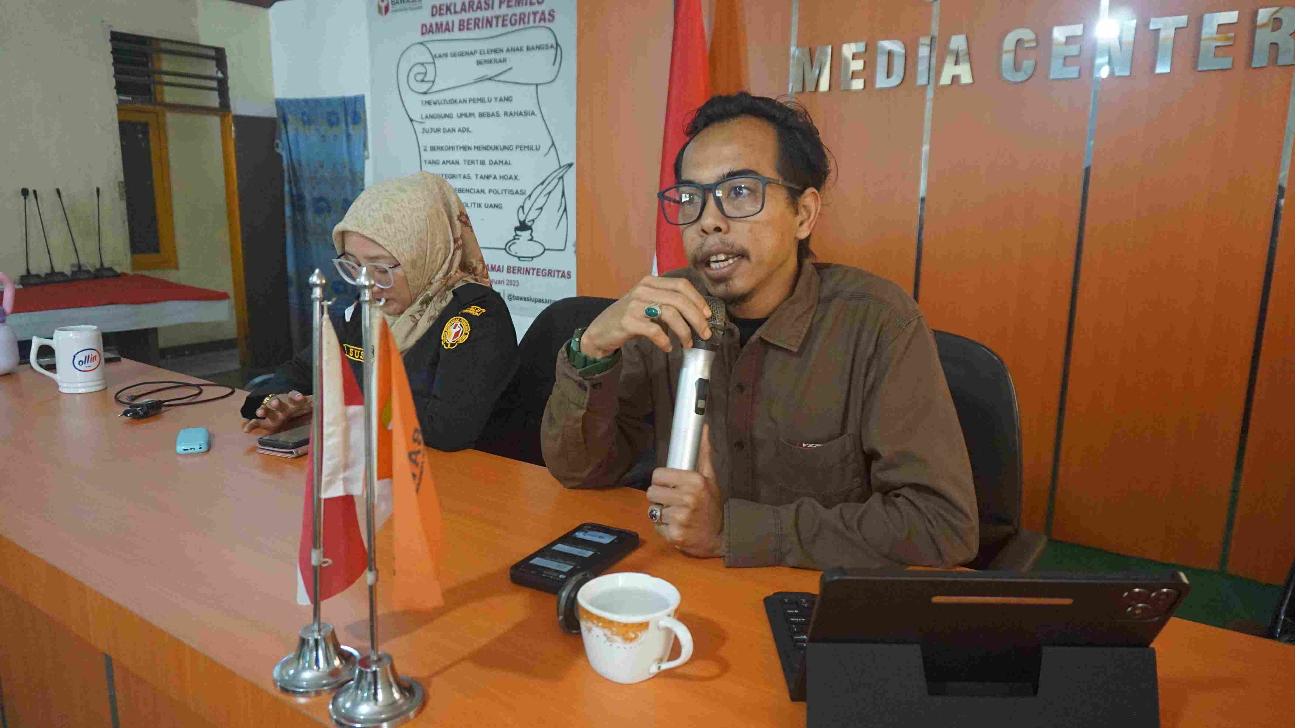 kegiatan kajian hukum dengan mengangkat tema “Konsolidasi Demokrasi melalui Penguatan Hukum dan Pengawasan” 