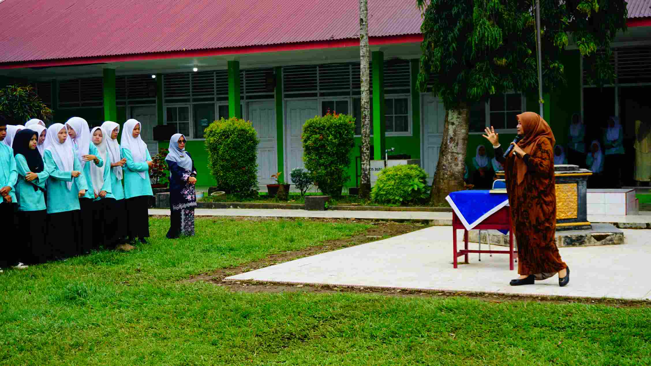 Rini Juita (Ketua Bawaslu Kabupaten Pasaman) dalam kegiatan Sosialisasi di SMAN 1 Bonjol