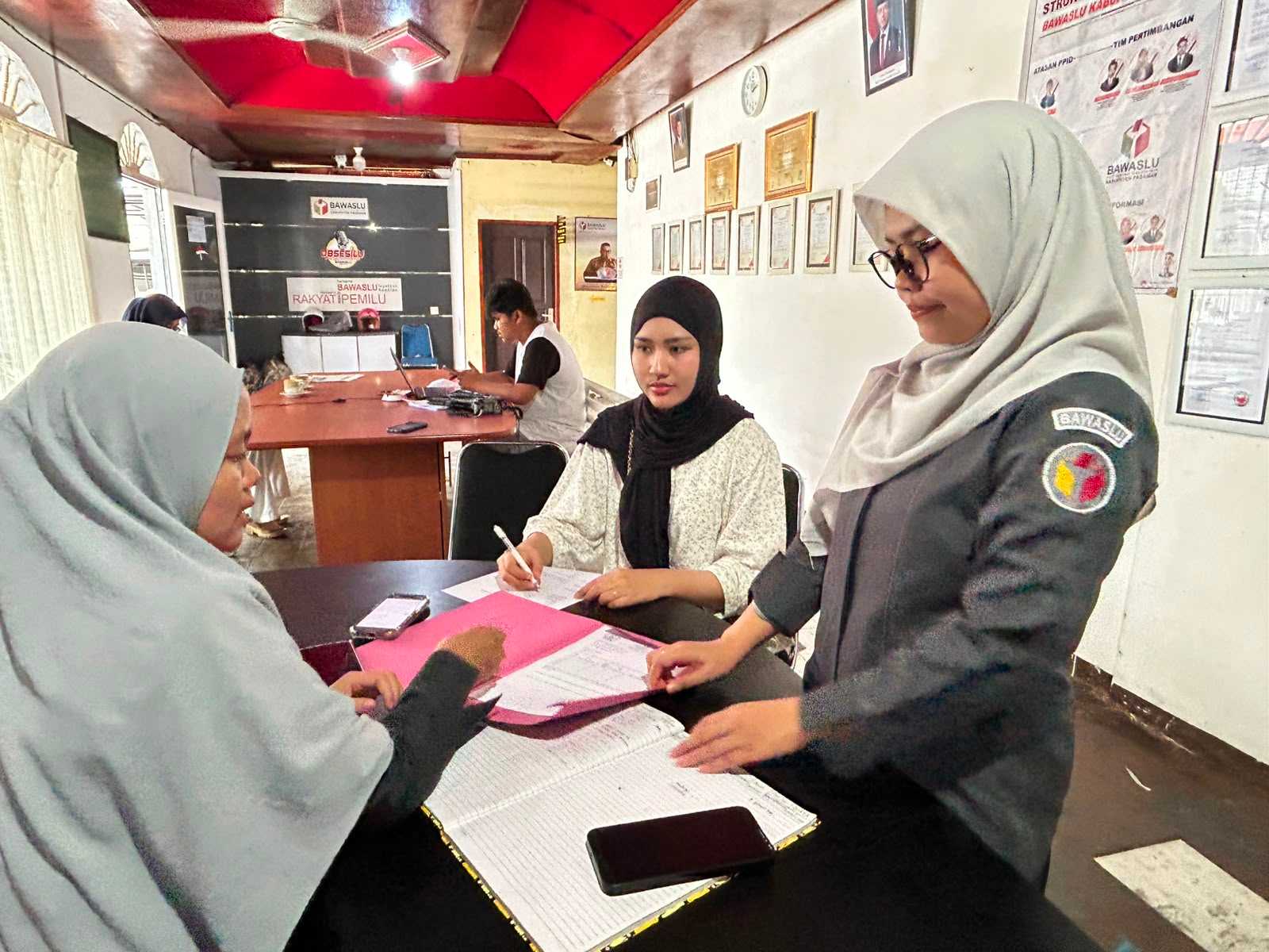 Bawaslu Pasaman melalui Pejabat Pengelola Informasi dan Dokumentasi (PPID) memberiikan pelayanan permintaan informasi