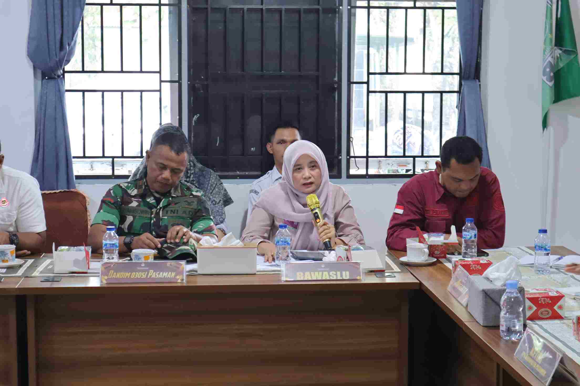 Ketua dan anggota Bawaslu Pasaman dalam kegiatan pengawasan rapat pleno terbuka pengawasan pemutakhiran daftar pemilih berkelanjutan