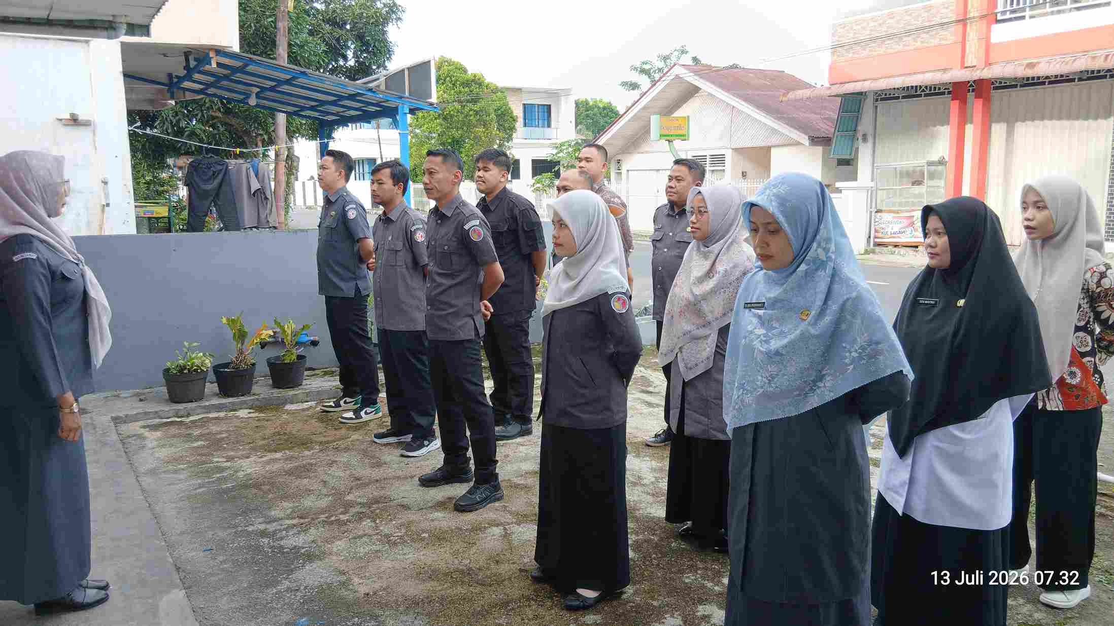 plt koordinator sekretariat Bawaslu  Kabupaten Pasaman, Susi Nofenti dalam apel rutin 