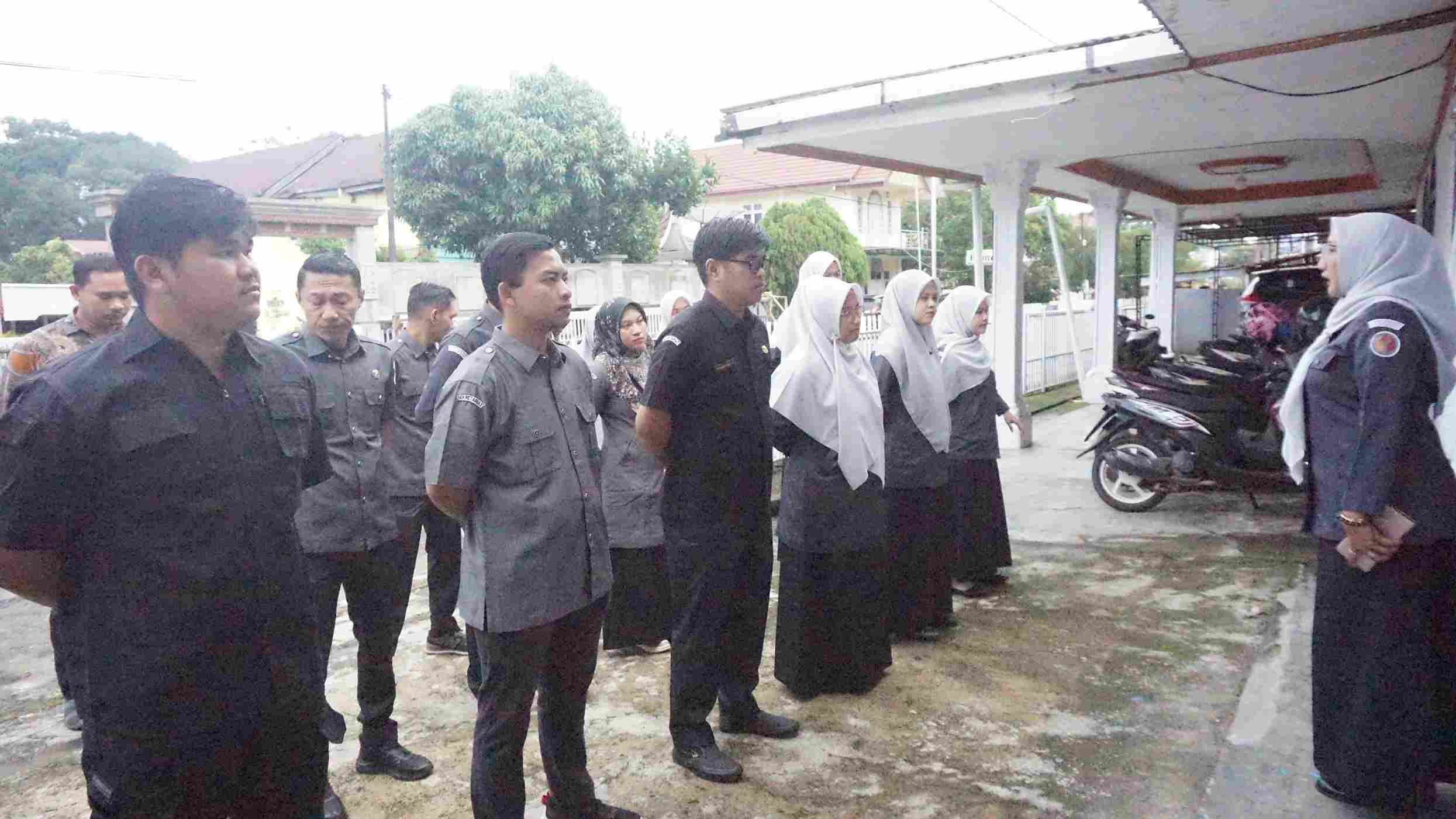 Susi Nofenti dalam kegiatan Apel Pagi rutin Bawaslu Pasaman