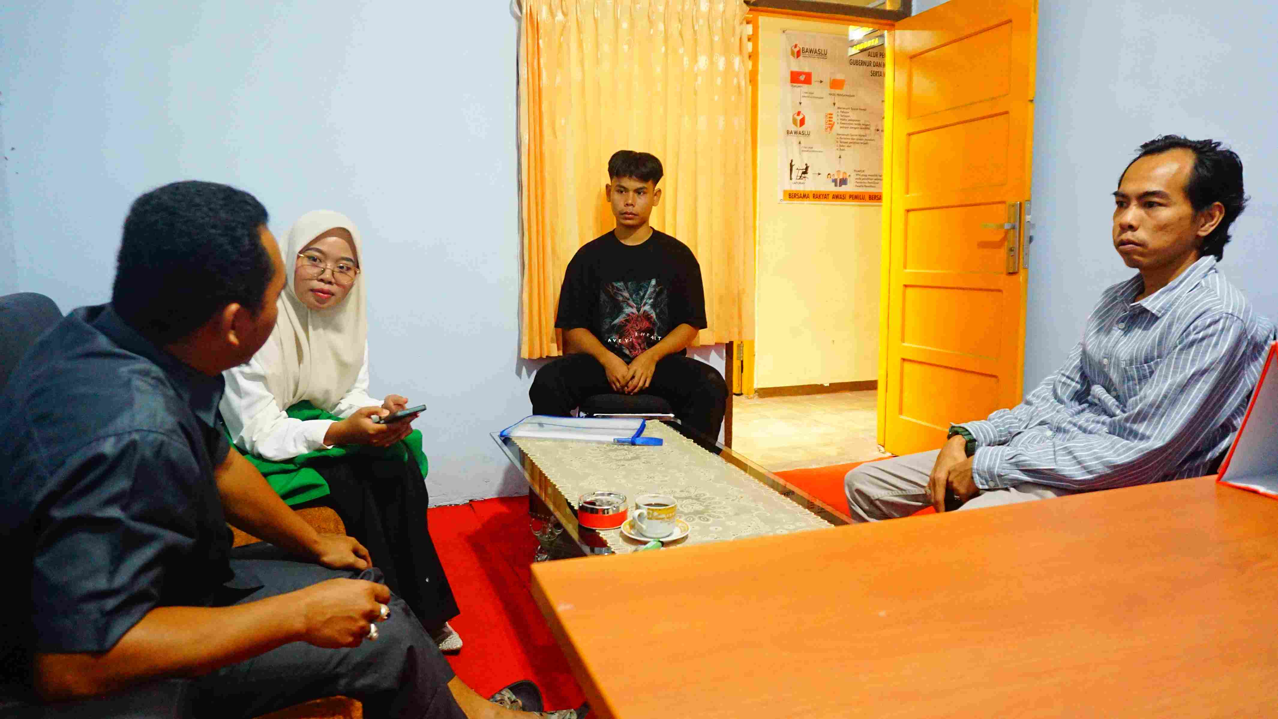 mahasiswa Fakultas Ilmu Sosial dan Ilmu Politik (FISIP) Universitas Malikussaleh, Lhokseumawe, Aceh, memanfaatkan layanan PPID Bawaslu Kabupaten Pasaman