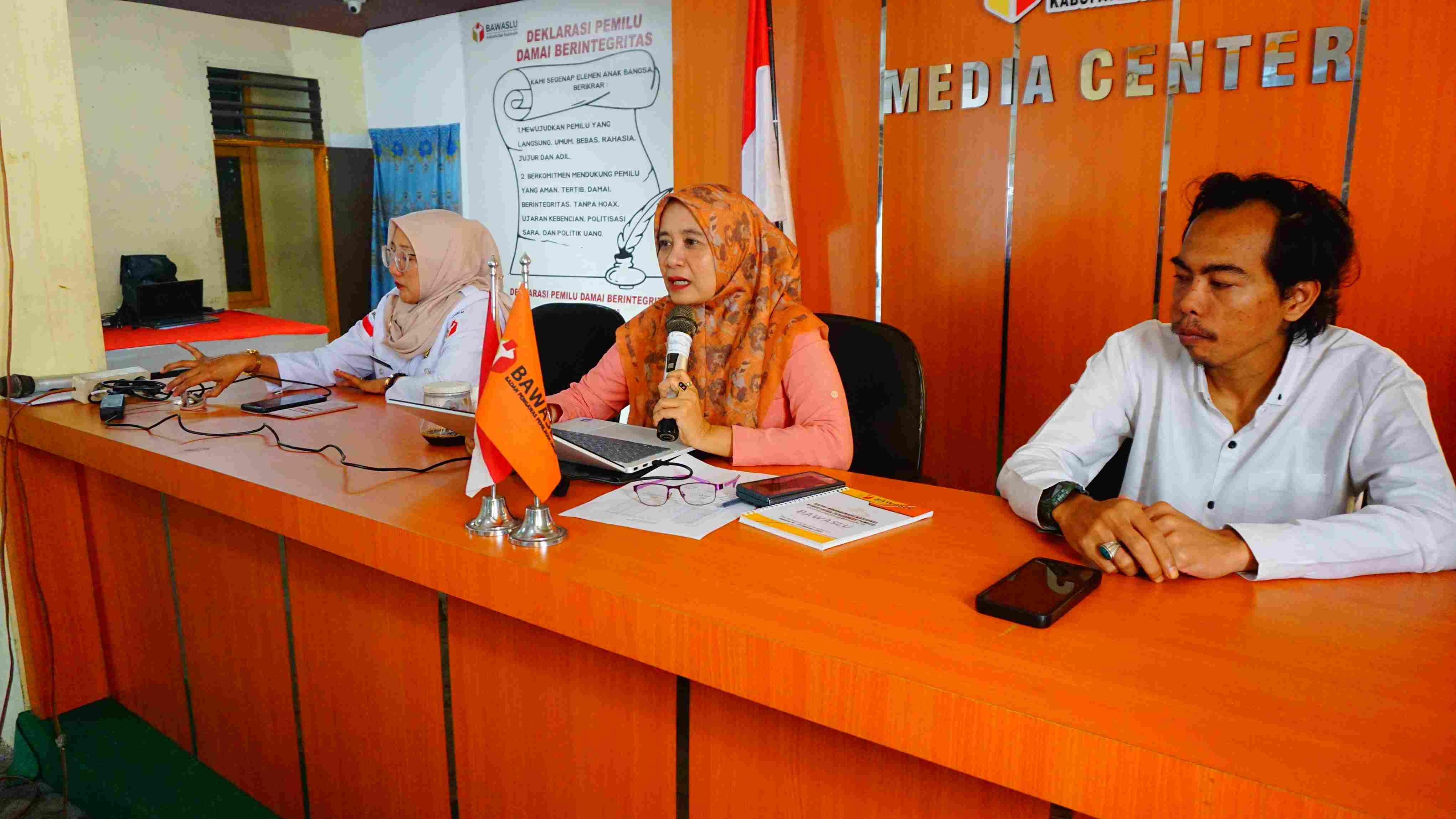 Rini Juita dalam kegiatan rapat finalisasi persipan kegiatan P2P