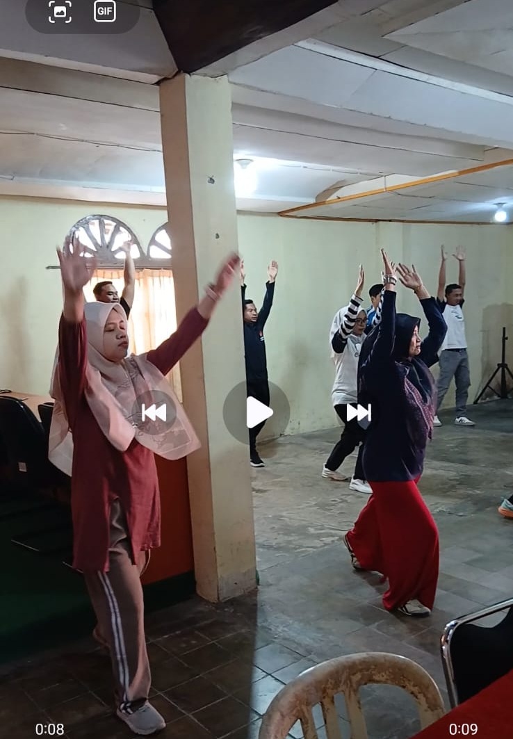 kegiatan kamis sehat, sekretariat dan pimpinan bawaslu dalam kegaiatan senam bersama