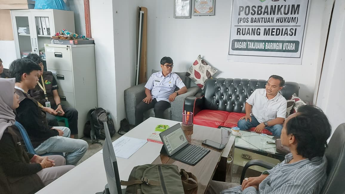  sosialisasi mengenai bahaya politik uang dan pentingnya pengawasan partisipatif kepada mahasiswa Kuliah Kerja Nyata (KKN) Universitas Andalas (Unand) di Kantor Wali Nagari Tanjung Beringin Utara