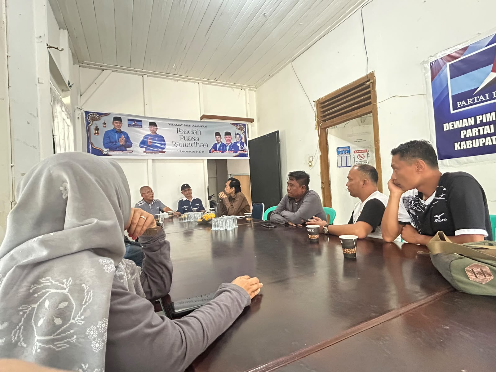 Zaini Afandi, didampingi oleh jajaran staf Sekretariat Bawaslu Kabupaten Pasaman dalam kegiatan Konsolidasi Demokrasi