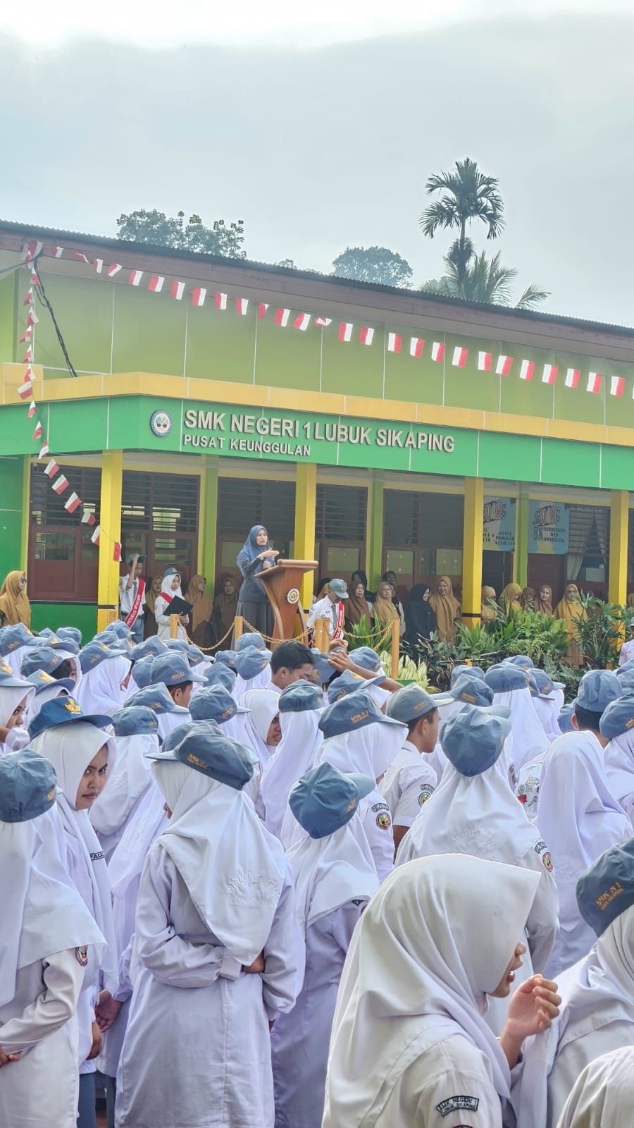 Ketua Bawaslu Pasaman (Rini juita) sebagai pembina Apel di SMKN 1 Lubuksikaping