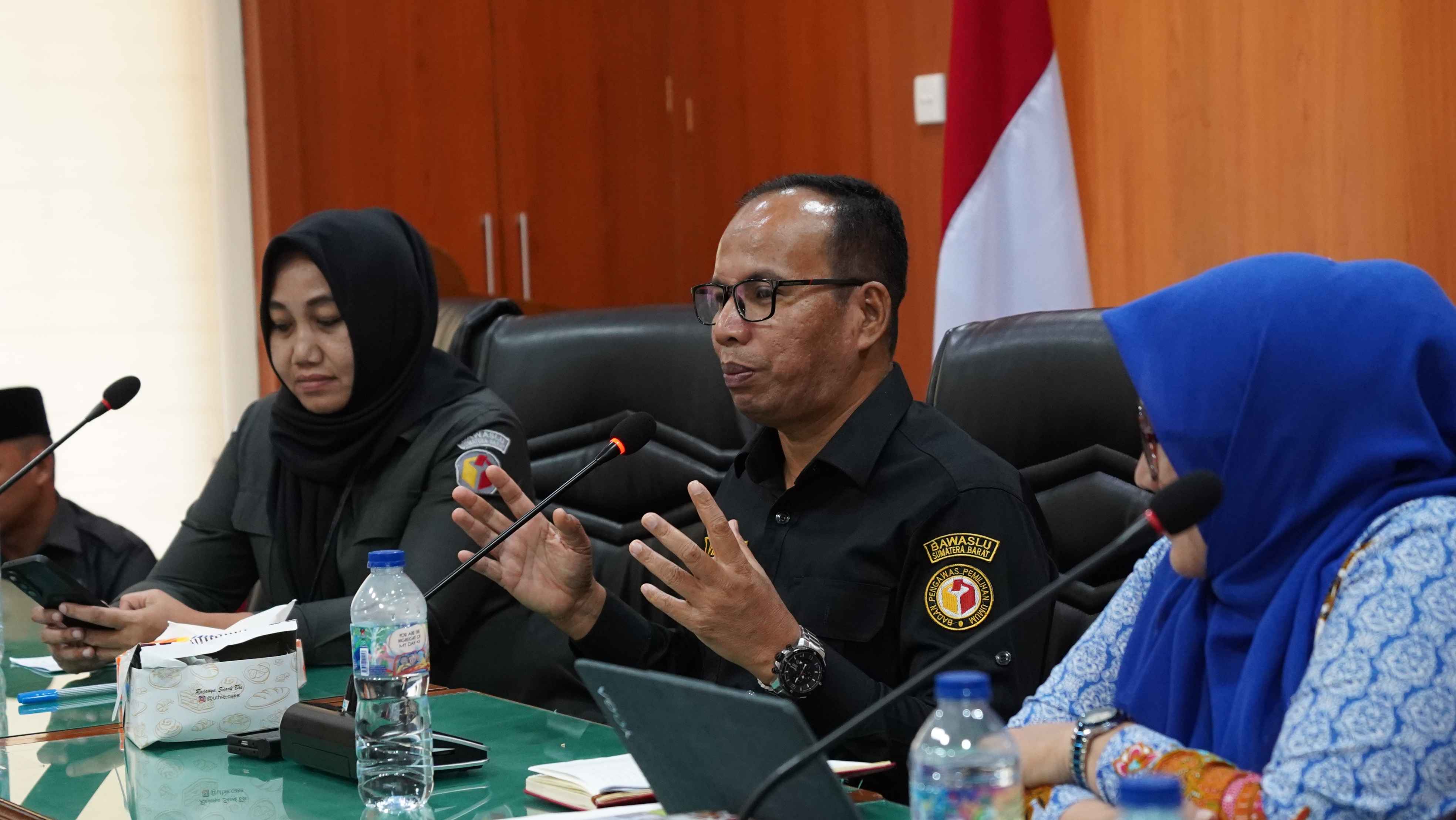 Anggota Bawaslu Provinsi Sumatera Barat, Vifner, selaku Koordinator Divisi Penanganan Pelanggaran, Data dan Informasi Bawaslu Provinsi Sumatera Barat saat memberikan sambutan kegiatan Rapat Dalam Kantor, selasa. 11/08/2026