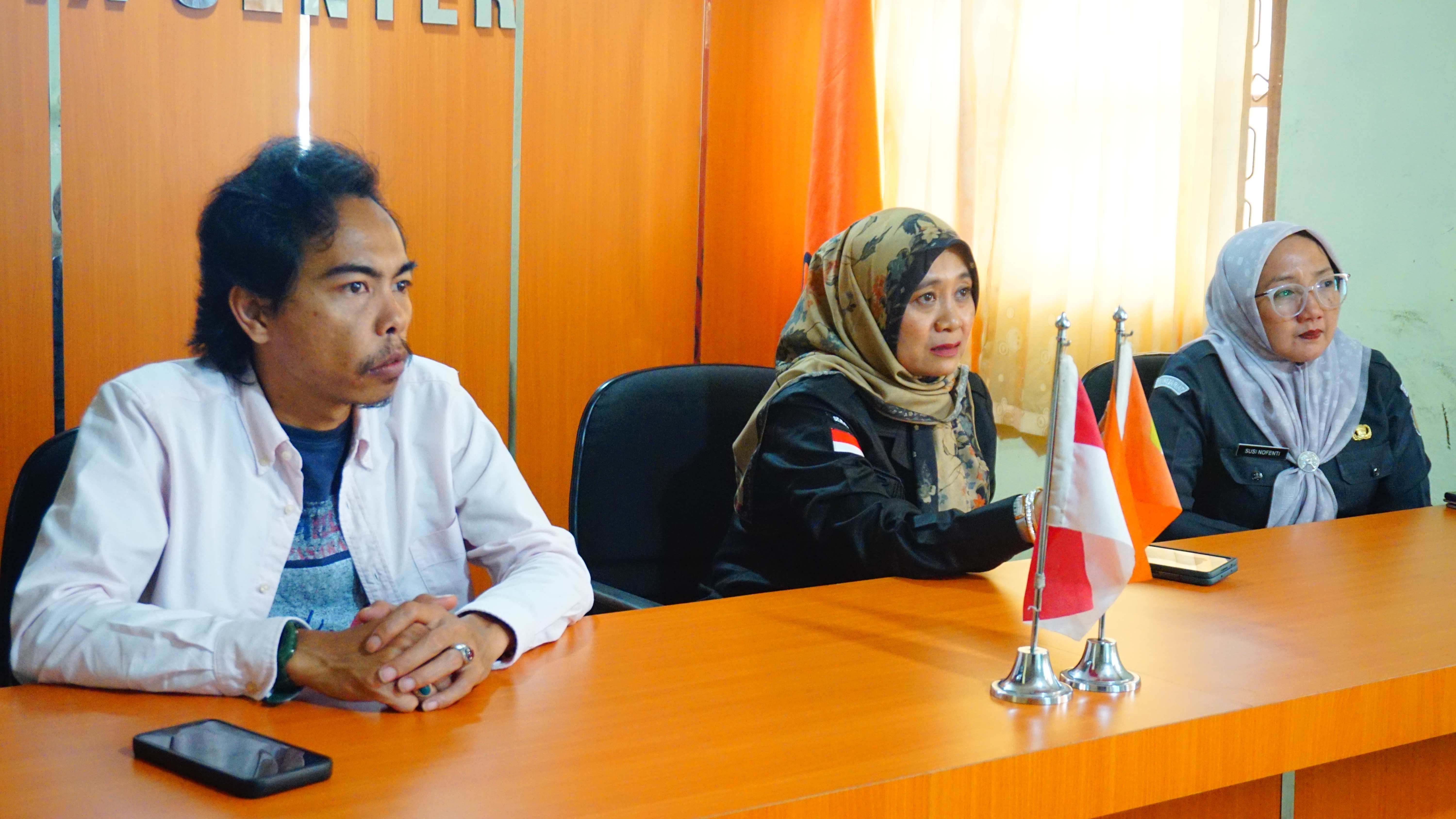 ketua dan anggota bawaslu Pasaman dalam persiapan Bawaslu Membelajarkan Volume 2