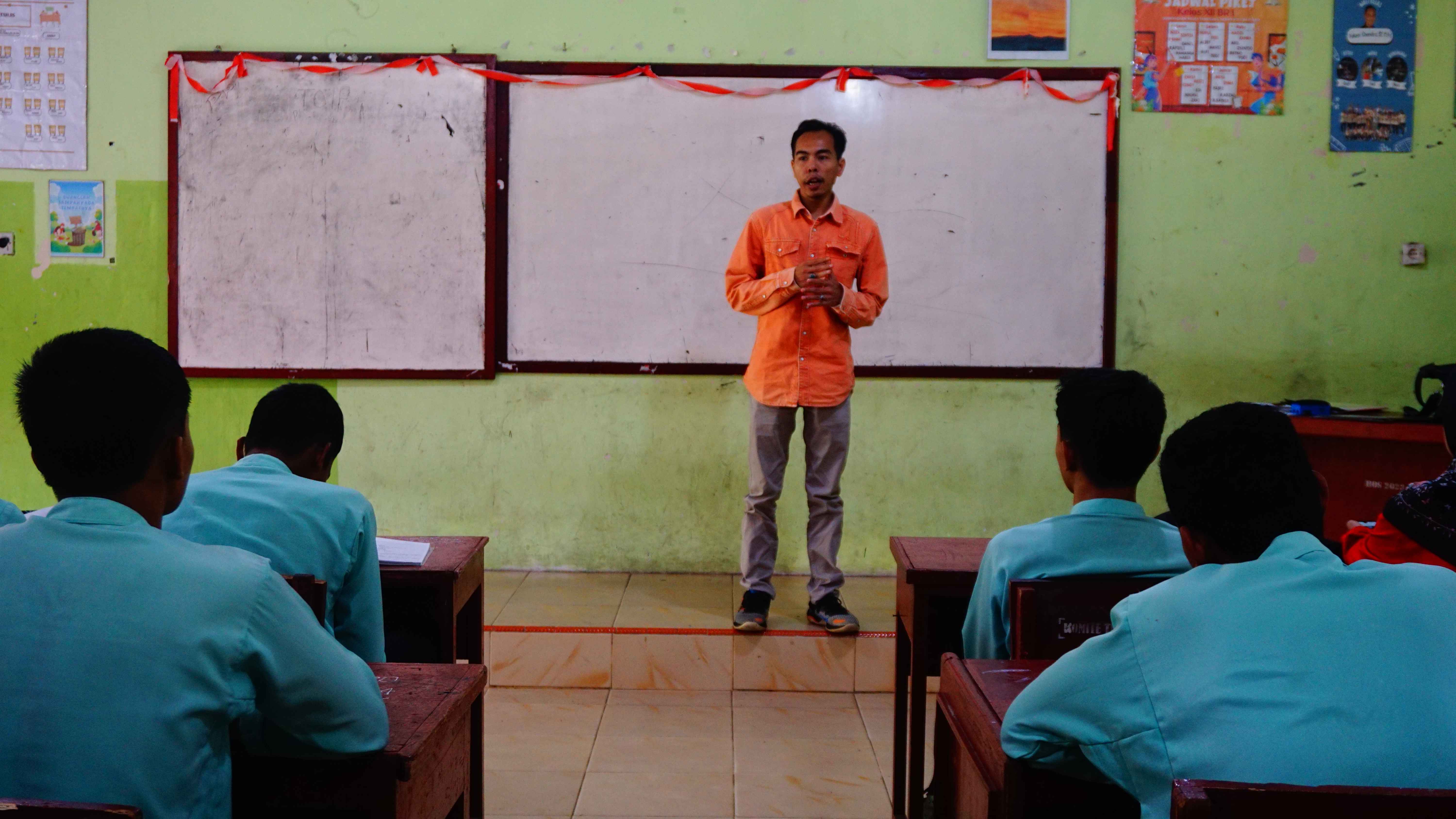 Zaini Afandi  dalam memberikan pendidikan demokrasi di SMKN 1 Lubuk Sikaping