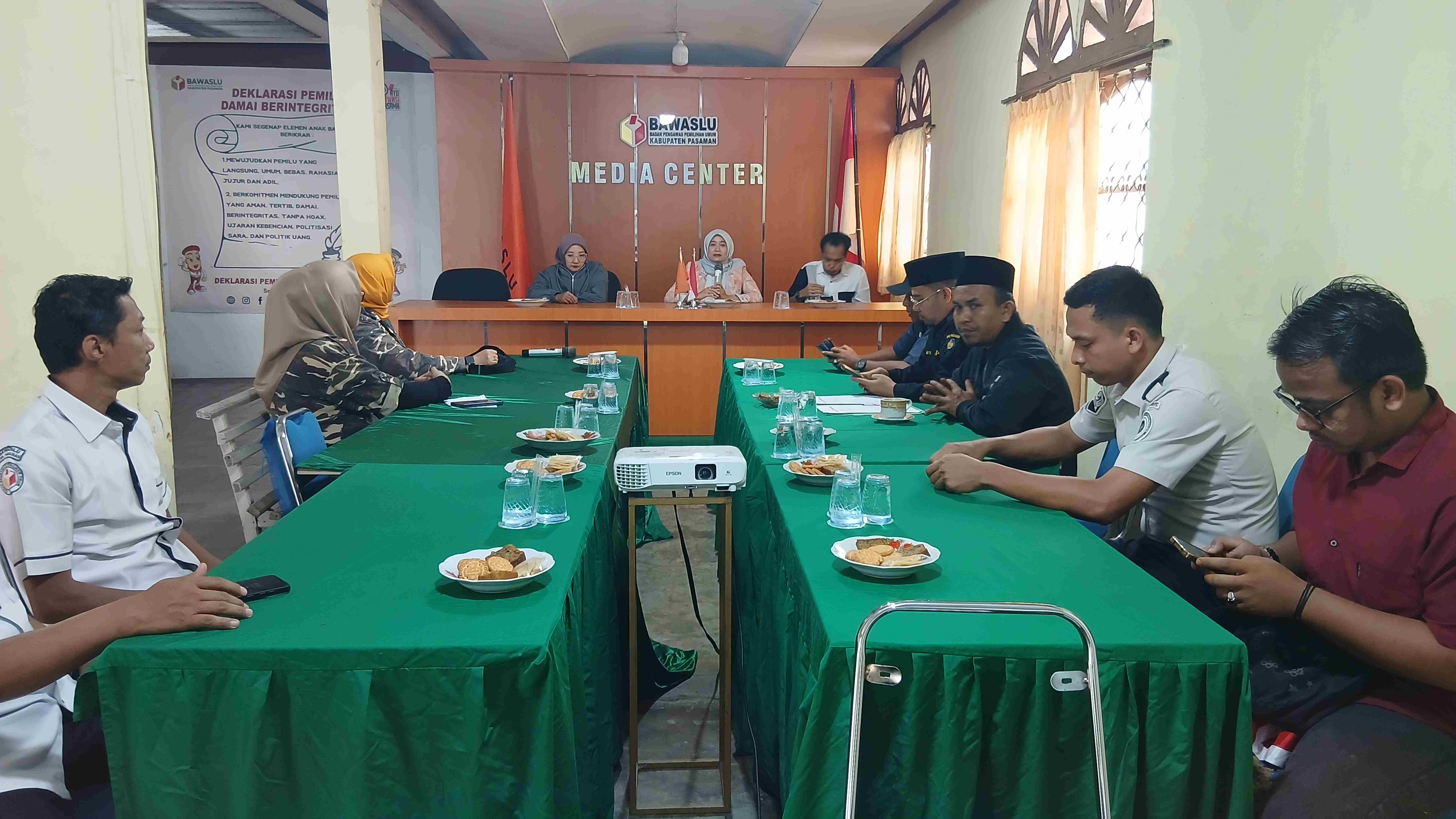 Rini Juita (Ketua Bawaslu Pasaman) dalam kegiatan Konsolidasi demokrasi Bawaslu Pasaman