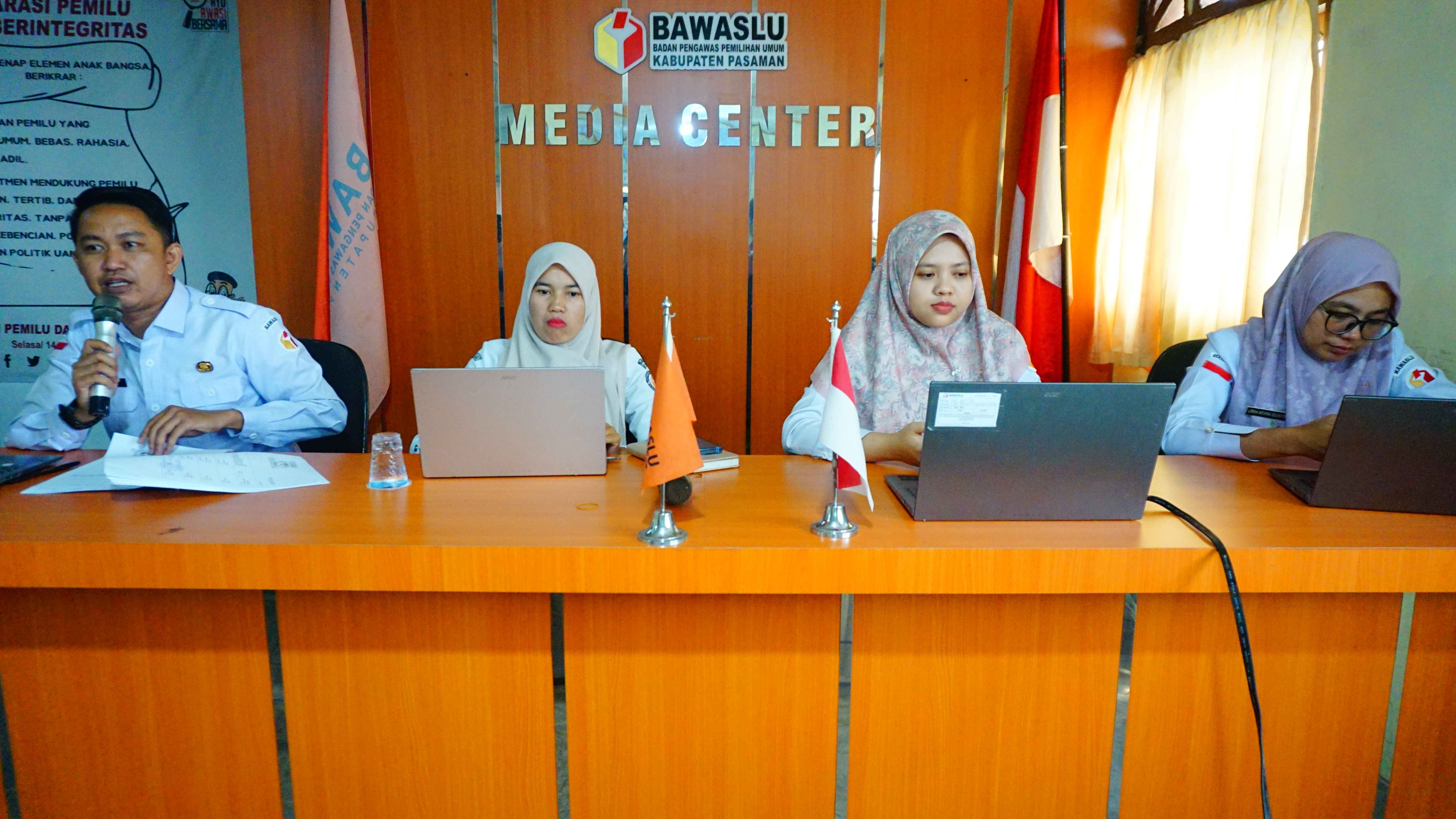 staf keuangan dalam kegiatan fgd rutin bawaslu