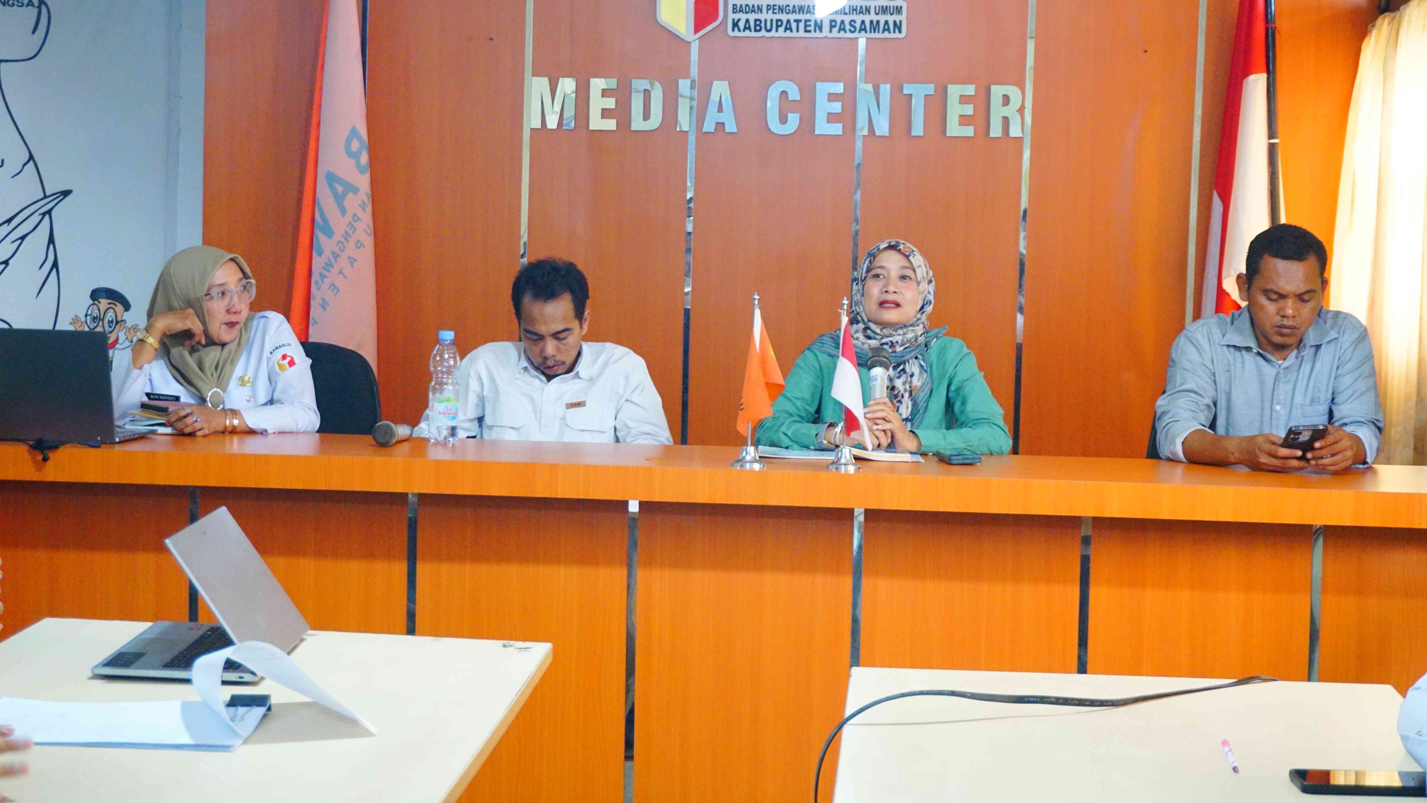Rini Juita dalam kegiatan rapat internal kehumasan