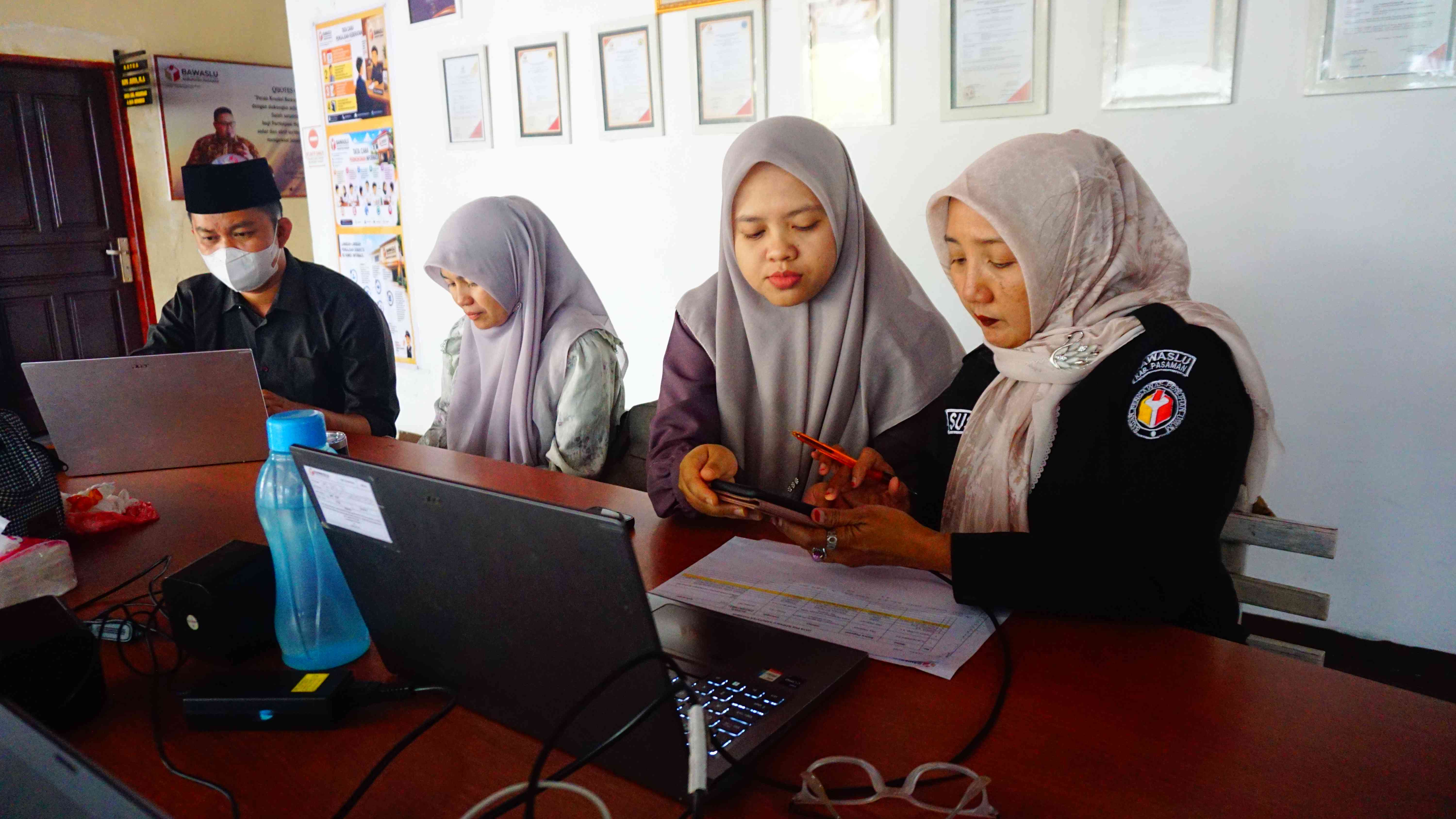 Plt  Koordinator Sekretariat Bawaslu Kabupaten Pasaman, Susi Nofenti, bersama staf Perencanaan/RKAKL yang bertugas mengelola urusan anggaran dalm kegiatan zoom pembentukan UKM