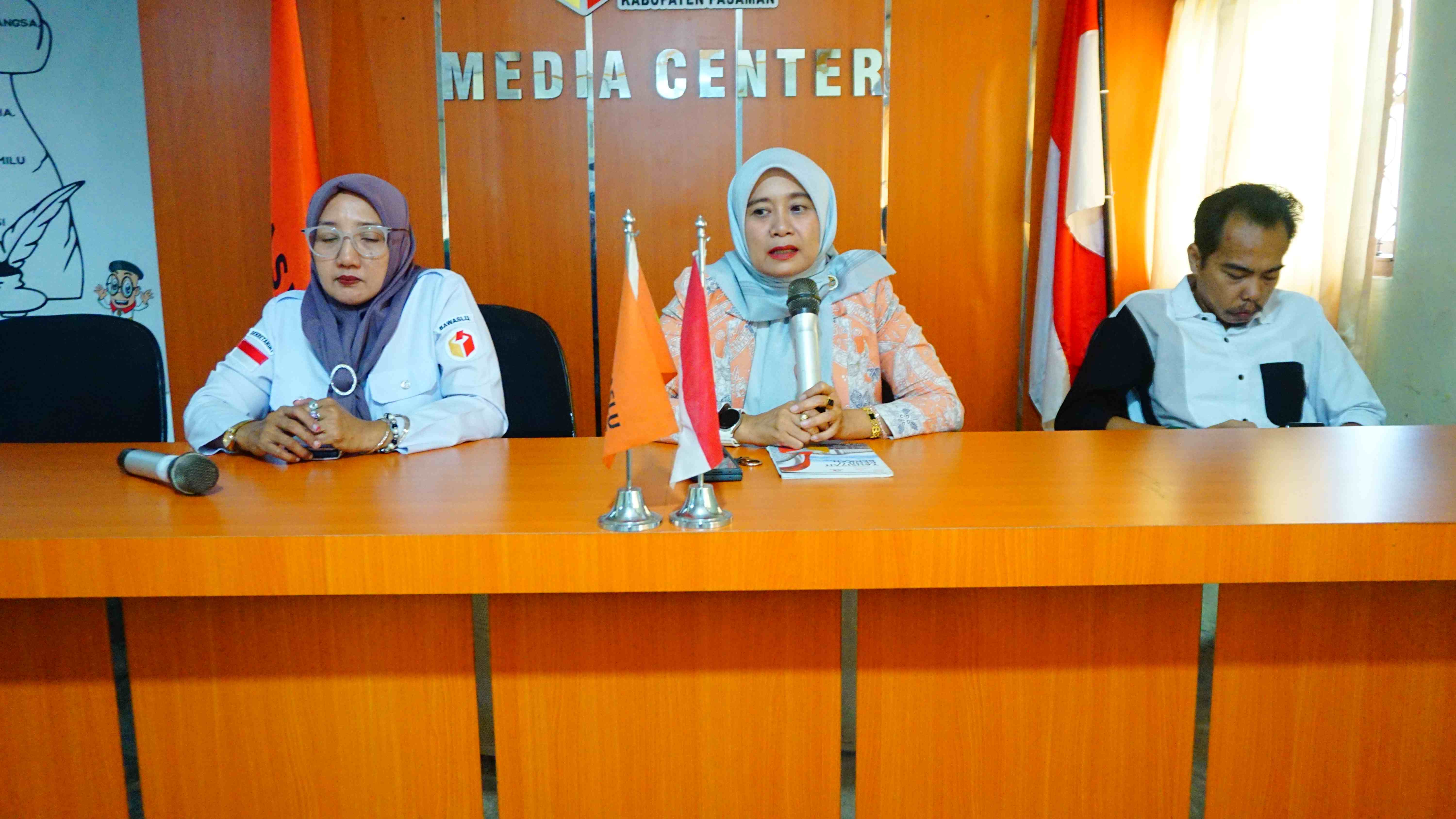 rini juita (ketua bawaslu Pasaman) dalam kegiatan rapat rutin internal