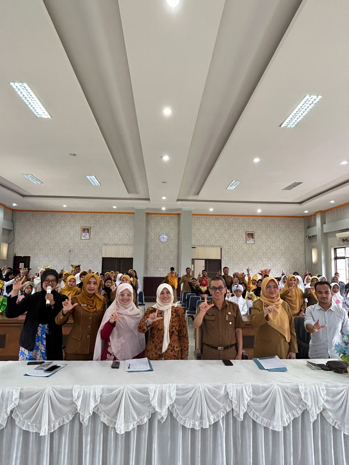 Rini Juita dalam kegiatan Jadi Juri Lomba Bertutur Estafet dan Legenda Sumatera Barat