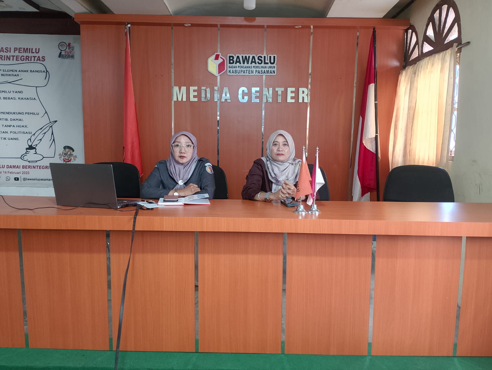 ketua dan plt koordinator sekretariat dalam kegiatan  rapat pembahasan implementasi Sistem Akuntabilitas Kinerja Instansi Pemerintah (SAKIP) 
