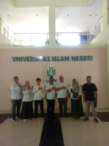 verifikasi oleh staf sekretariat di Universitas Islam Negeri Bukittinggi