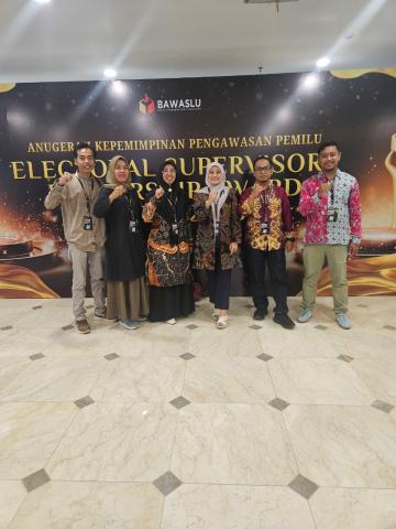 Ketua dan anggota bawaslu Pasaman dalam kegiatan konsulnasTata Kelola Kelembagaan Pengawasan Pemilu 