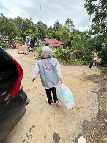 Badan Pengawas Pemilu (Bawaslu) Kabupaten Pasaman menunjukkan kepeduliannya terhadap masyarakat terdampak bencana 