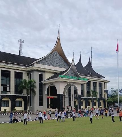 Kegiatan senam bersama yang dilaksanakan di halaman Kantor Bupati Pasaman