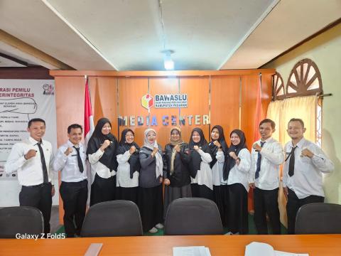 Ketua dan sekretariat Bawaslu Pasaman dalam kegiatan penutupan kegiatan orientasi PPPK