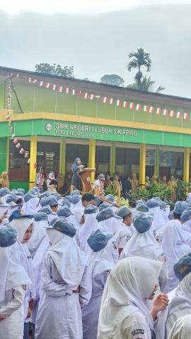 Ketua Bawaslu Pasaman (Rini juita) sebagai pembina Apel di SMKN 1 Lubuksikaping