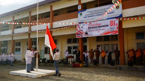Rini Juita sebagai pembina upacara di SMAN 3 Sumbar