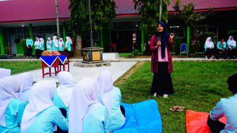Rini Juita dalam memberikan pemahaman mengenai pentingnya demokrasi yang sehat kepada para pelajar, sekaligus menyaksikan rangkaian proses menjelang Pemilihan Ketua OSIS periode 2026–2027