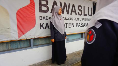 Tesya Eldina dalam keguiatan apel rutin Bawaslu Pasaman