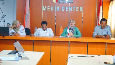 Rini Juita dalam kegiatan rapat internal kehumasan