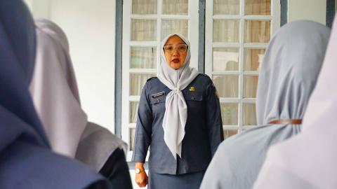 Susi Nofenti dalam apel rutin Bawaslu Kabupaten Pasaman