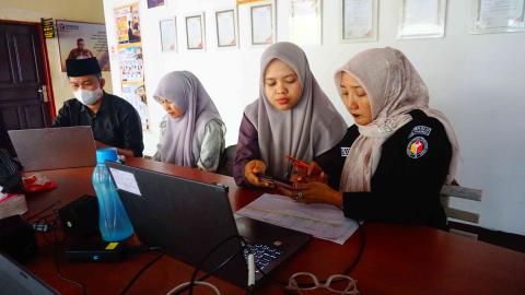 Plt  Koordinator Sekretariat Bawaslu Kabupaten Pasaman, Susi Nofenti, bersama staf Perencanaan/RKAKL yang bertugas mengelola urusan anggaran dalm kegiatan zoom pembentukan UKM