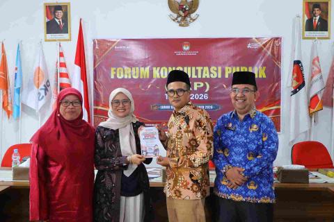 ketua  Bawaslu Kabupaten Pasaman  (Rini Juita) dalam memperkenalkan program Coaching Clinic dalam  Forum Konsultasi Publik (FKP) KPU Kabupaten Pasaman