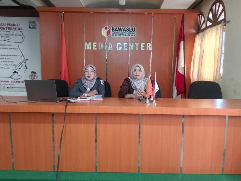 ketua dan plt koordinator sekretariat dalam kegiatan  rapat pembahasan implementasi Sistem Akuntabilitas Kinerja Instansi Pemerintah (SAKIP) 