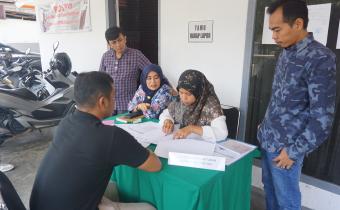 Ketua  dan anggota Bawaslu  Kabupaten Pasaman menerima berkas pendaftaran