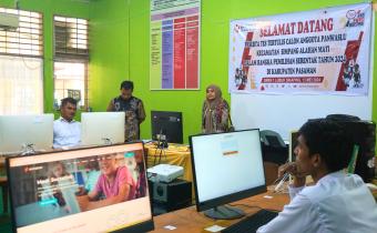 Rini Juita pada pelaksanaan ujian CAT