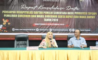 Rini Juita dalam memberikan materi  Potensi Kerawanan dan Strategi Pengawasan dalam Penyusunan Daftar Pemilih Sementara Hasil Perbaikan (DPSHP)