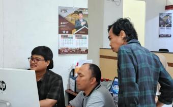 Zaini afandi sedang melakukanPengawasan Penyerahan Perbaikan Dokumen Syarat Pencalonan dan Syarat Calon Pemilihan Serentak  