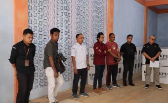 Zaini Afandi (anggota Bawaslu Pasaman) dalam pengawasan penjemput dan kedatangan surat suara