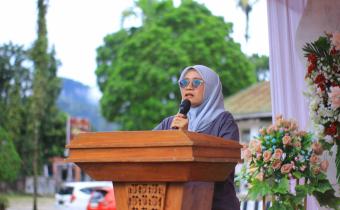 Rini Juita dalam kegiatan Sosialisasi Pengawasan Secara  Outdor 