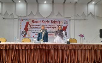 Rini Juita.MA dalam kegiatan rakernis pengawasan logistik