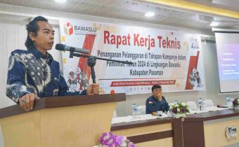 Plh ketua Bawaslu Pasaman, Zaini Afandi dalam kegiatan Rakernis penanganan pelanggaran